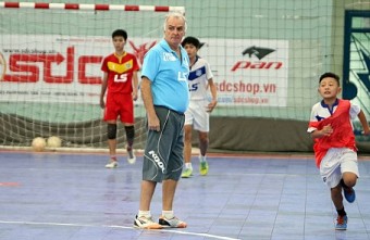 Brazilian futsal coach shares passion for training young Vietnam