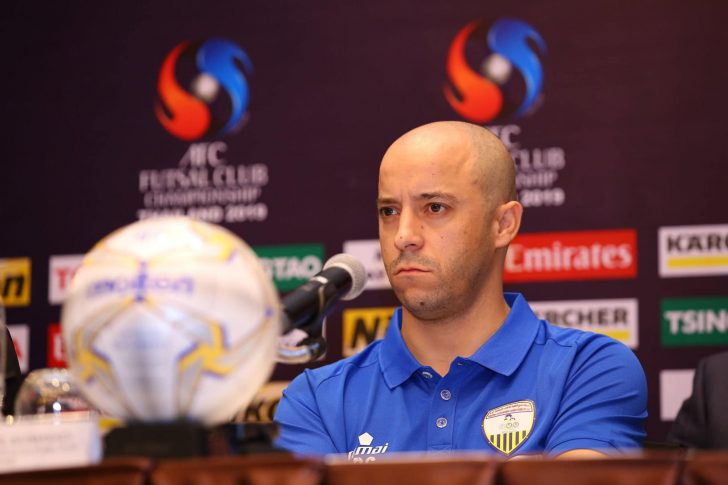 Futsal coach Rui Guimarães has died suddenly at the age of 37 in Kuwait