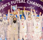 Irán posando con el trofeo de ganadores de CAFA Women’s Futsal Championship