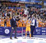 Pescados Rubén Burela FS levantando el trofeo de ganadoras de la Futsal Women’s European Champions